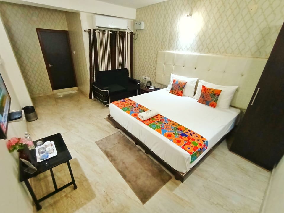 EXECUTIVE AC | 1 bedroom, desk, blackout drapes, soundproofing