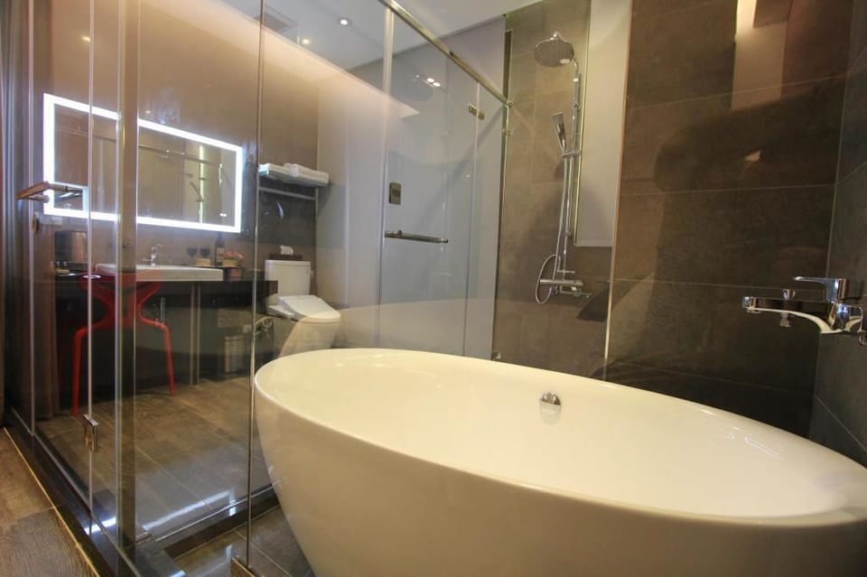 Double Room, 1 King Bed, Balcony, Sea View | Bathroom | Separate tub and shower, free toiletries, hair dryer, slippers