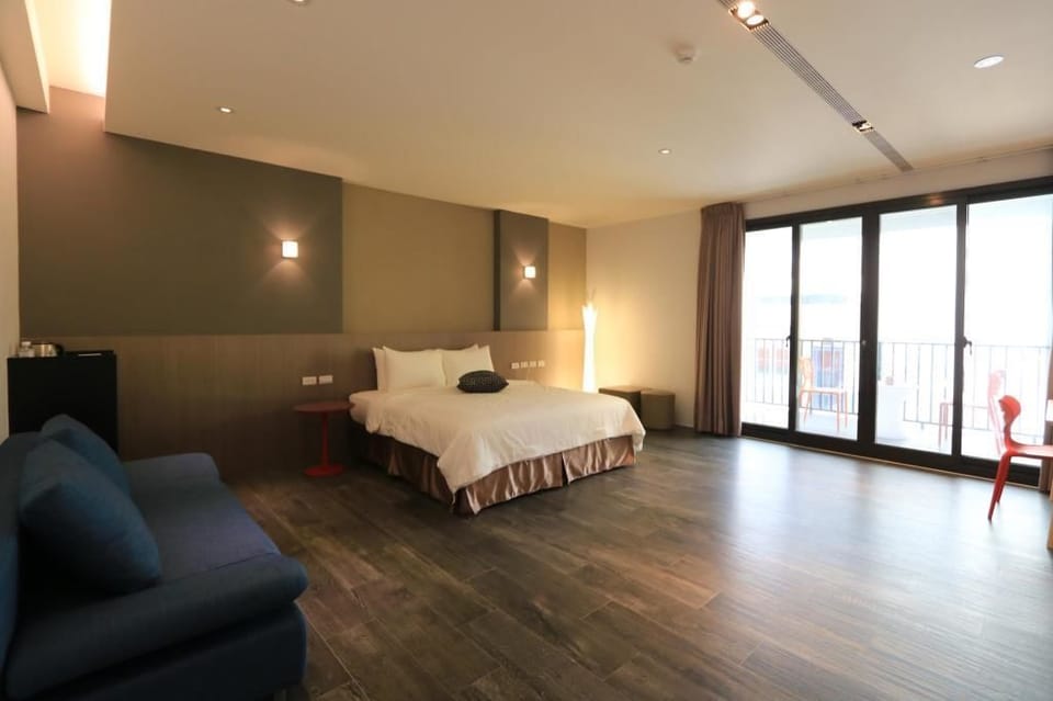 Design Double Room, 1 King Bed, Balcony | Desk, soundproofing, iron/ironing board, free WiFi