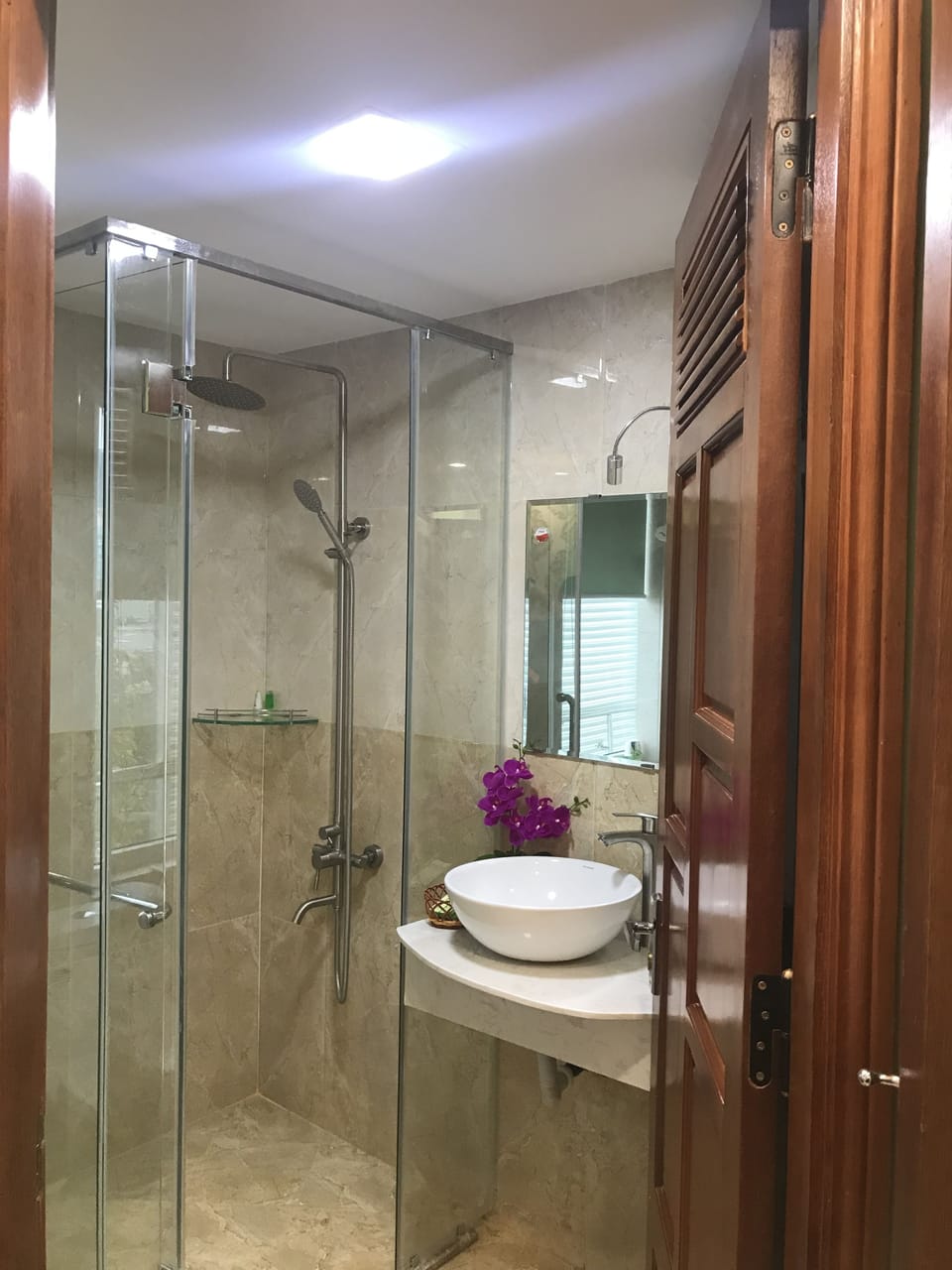 Luxury Double Room, 1 King Bed, Park View | Bathroom | Shower, hydromassage showerhead, slippers
