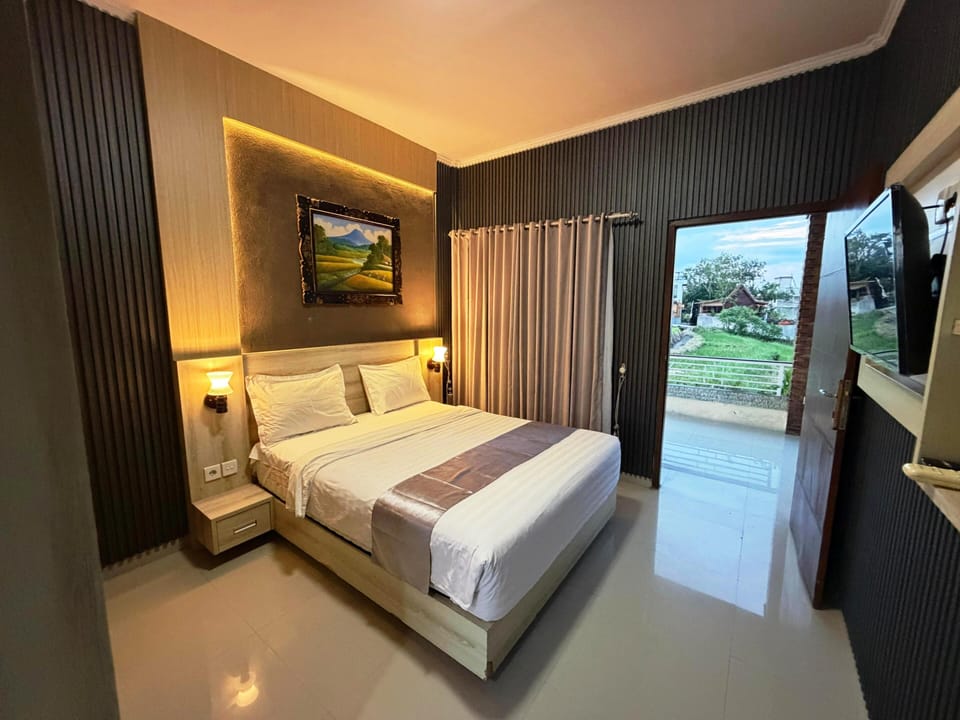 Deluxe Double Room, 1 Bedroom, Accessible, Smoking | Desk, blackout drapes, soundproofing, WiFi (free)
