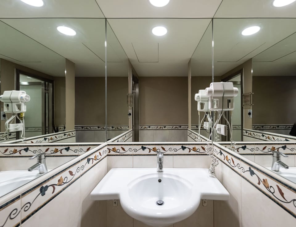 Executive Double Room, Jetted Tub | Bathroom | Free toiletries, hair dryer, slippers, towels