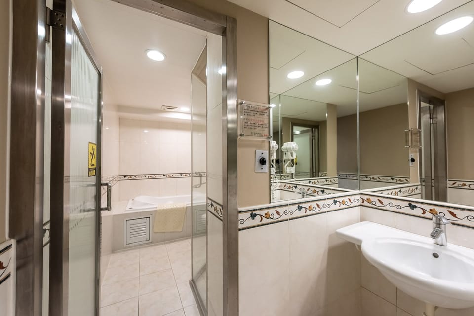 Executive Double Room, Jetted Tub | Bathroom | Free toiletries, hair dryer, slippers, towels