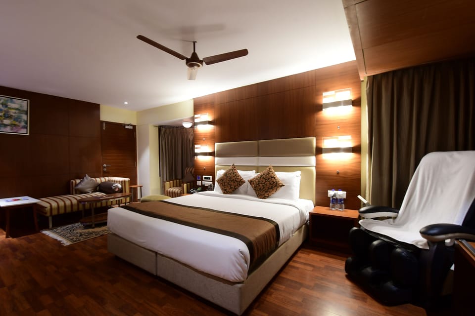 Platinum Suite | Minibar, in-room safe, desk, iron/ironing board
