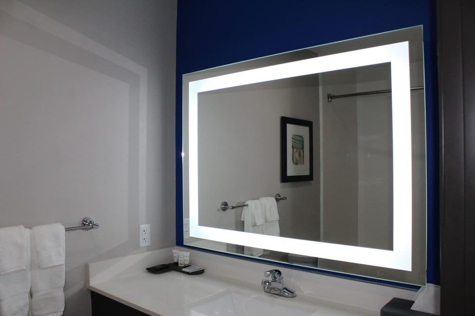 Combined shower/tub, free toiletries, hair dryer, towels