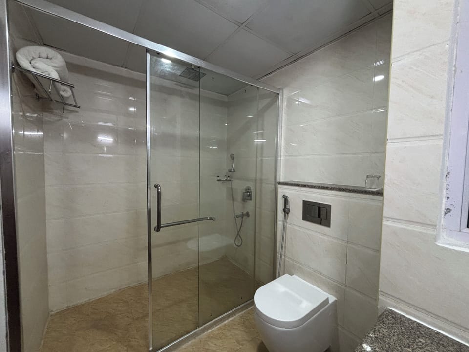 Shower, rainfall showerhead, free toiletries, towels
