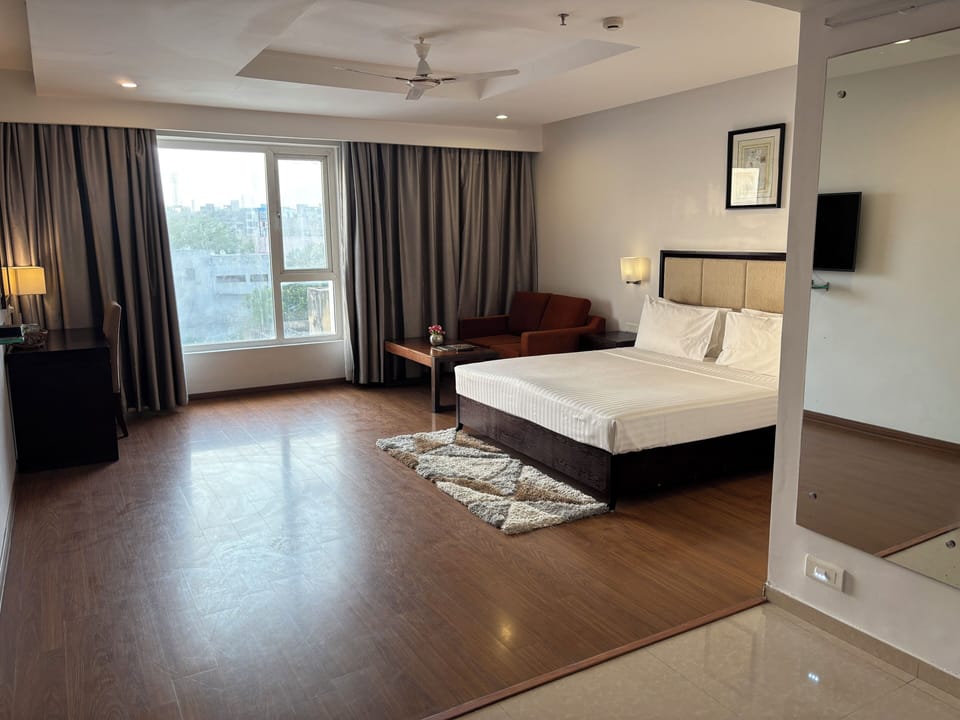 Premium Room | Minibar, in-room safe, desk, soundproofing