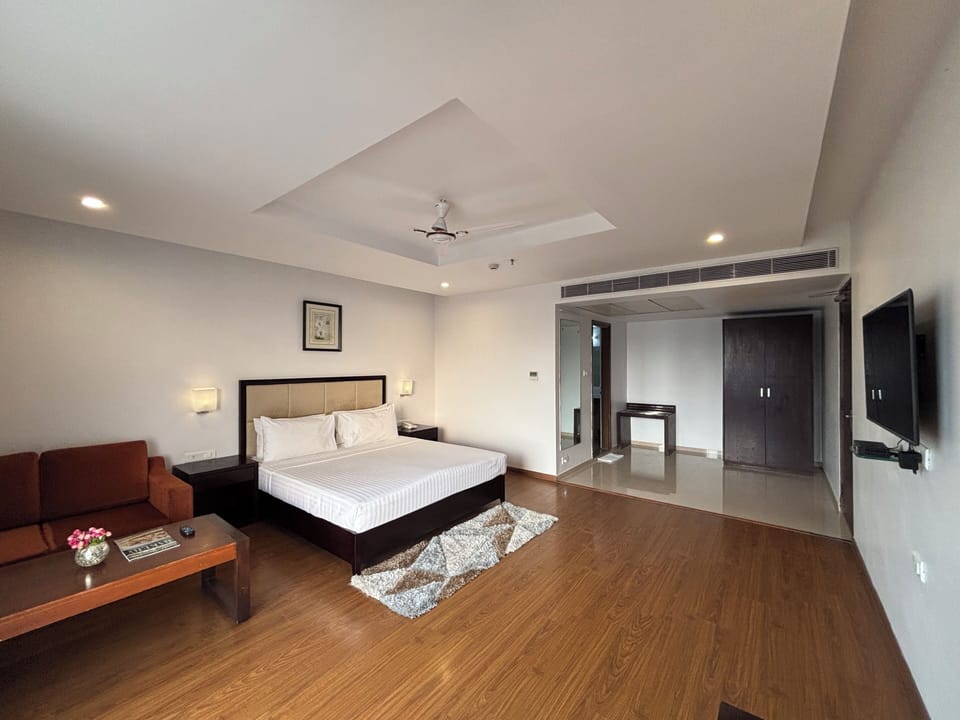 Premium Room | Minibar, in-room safe, desk, soundproofing