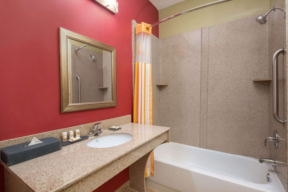 Combined shower/tub, hydromassage showerhead, free toiletries