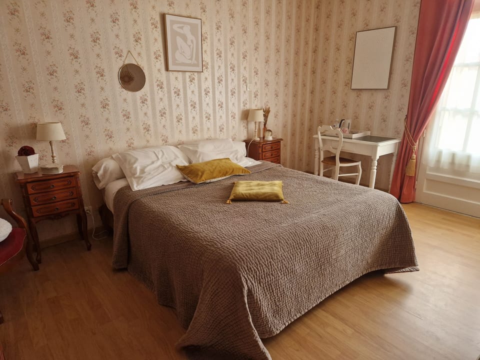 Double Room | 2 bedrooms, individually decorated, individually furnished, desk