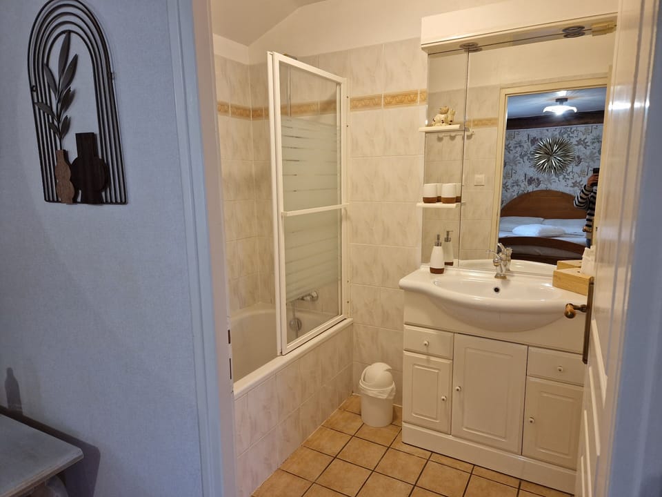Double Room | Bathroom | Deep soaking tub, hair dryer, towels