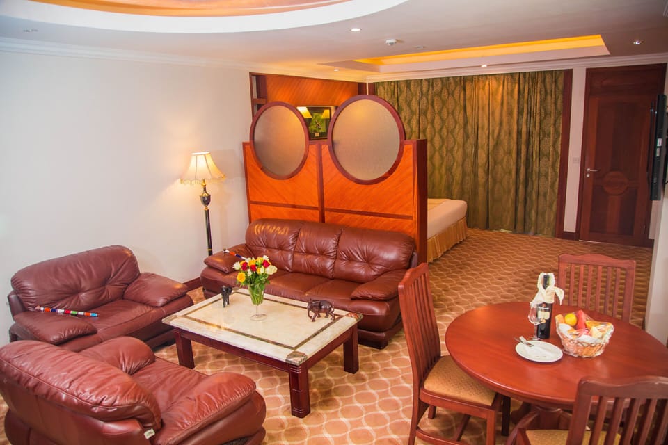 Deluxe Suite, 1 Queen Bed, Non Smoking | Egyptian cotton sheets, premium bedding, down comforters, pillowtop beds