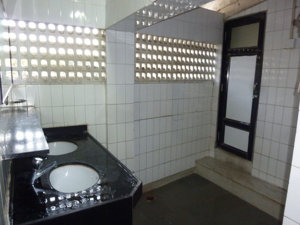 Standard Double Room, 1 Double Bed, Shared Bathroom | Bathroom | Shower, towels