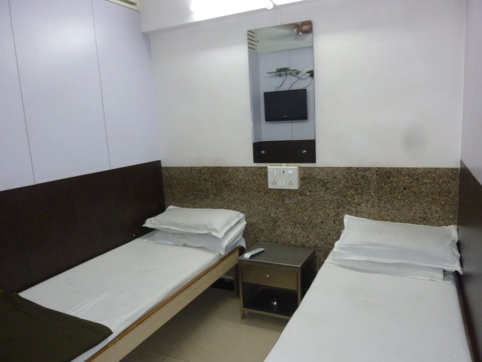 Standard Double Room, 1 Double Bed, Shared Bathroom | Free WiFi, bed sheets