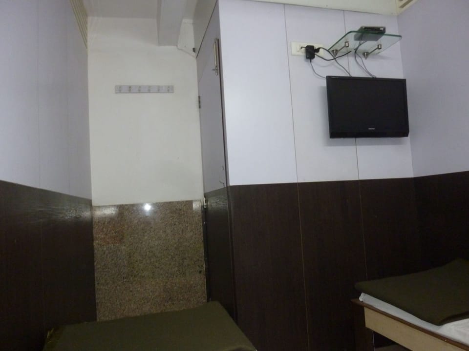 Standard Double Room, 1 Double Bed, Shared Bathroom | Free WiFi, bed sheets