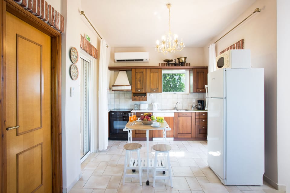 Deluxe Villa | Private kitchen | Fridge, microwave, oven, stovetop