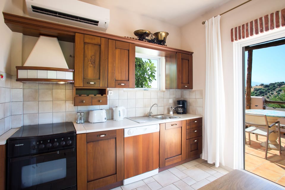Deluxe Villa | Private kitchen | Fridge, microwave, oven, stovetop