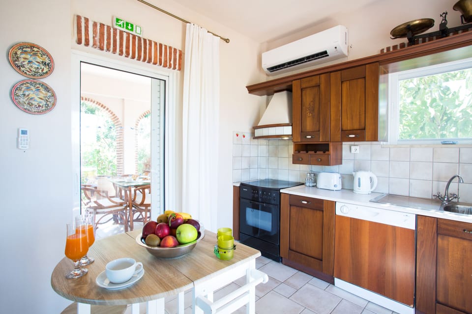 Deluxe Villa | Private kitchen | Fridge, microwave, oven, stovetop