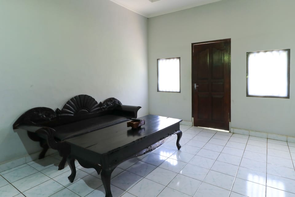 Family Room, 2 Double Beds | Living room | 32-cm TV with digital channels