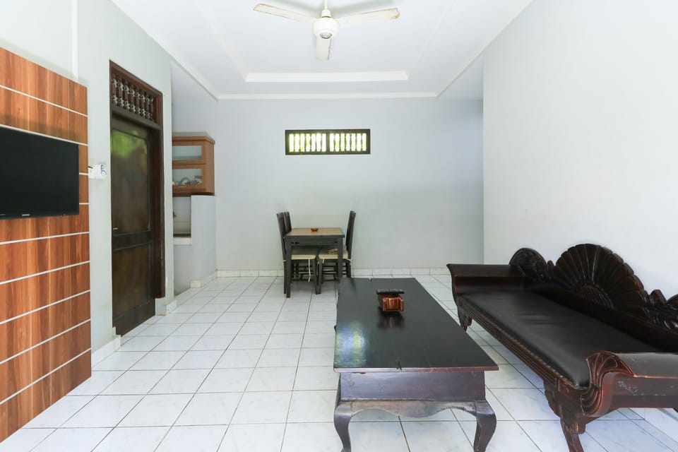 Family Room, 2 Double Beds | Living room | 32-cm TV with digital channels