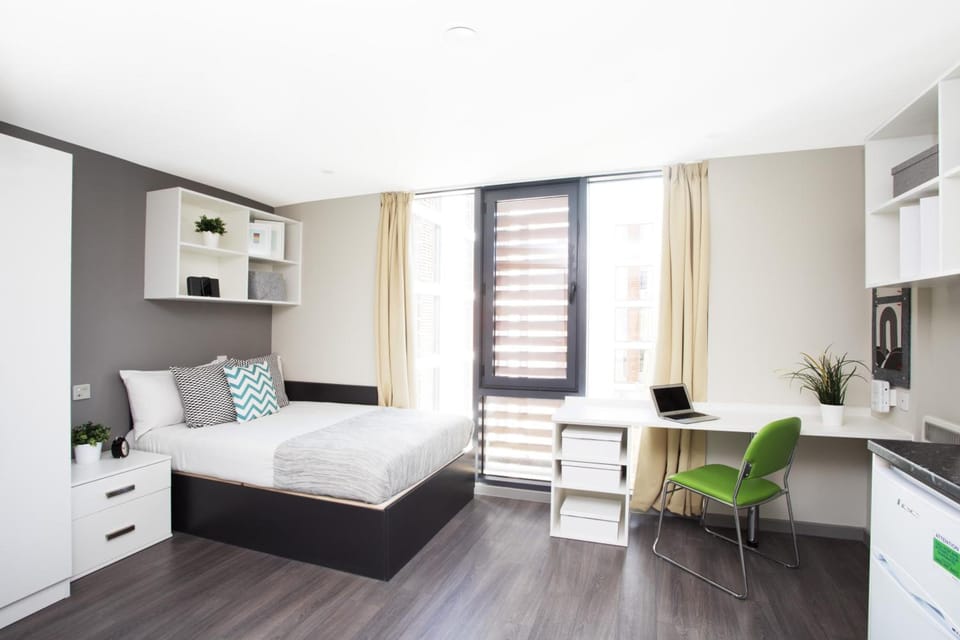 Standard Room, Ensuite | Desk, iron/ironing board, free WiFi, bed sheets