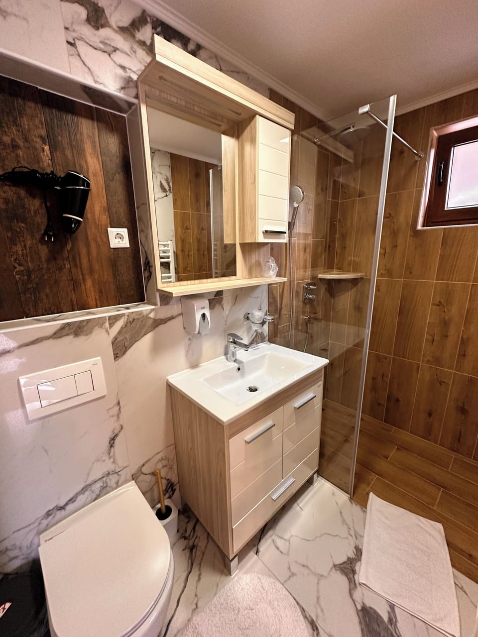 Double Room with Garden View | Bathroom | Shower, free toiletries, hair dryer, towels