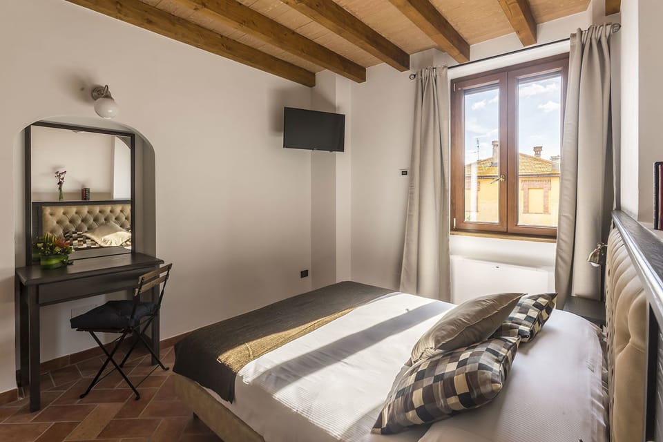 Classic Double Room | Minibar, in-room safe, desk, cribs/infant beds