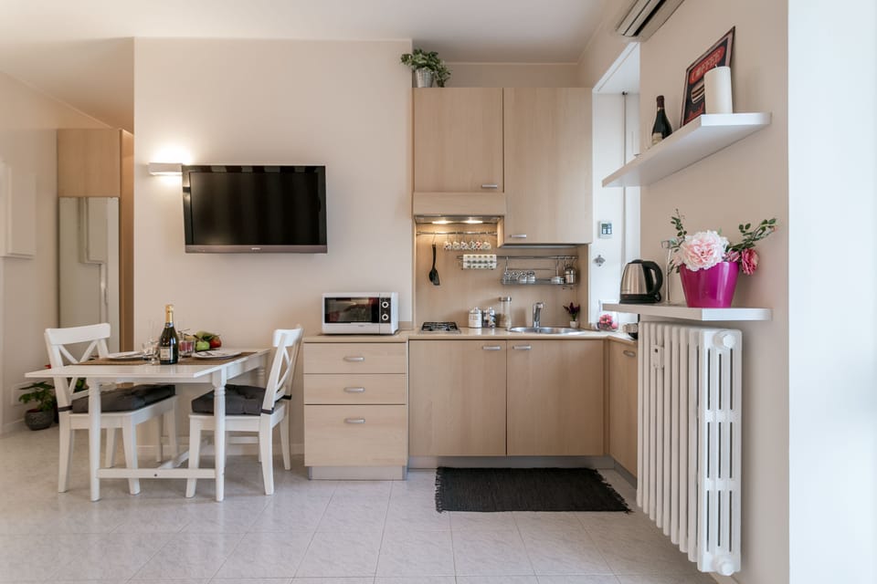 Studio | Living area | Flat-screen TV