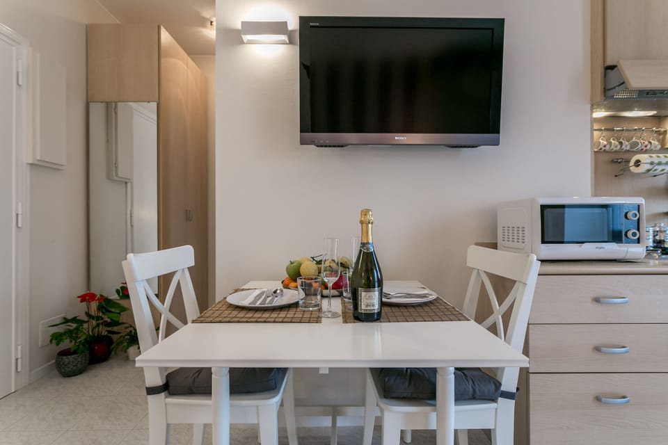 Studio | Living area | Flat-screen TV