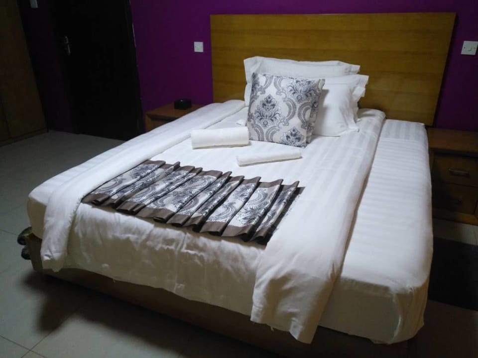 Standard Double Room, 1 Queen Bed | Desk, iron/ironing board (on request), WiFi (free), bed sheets