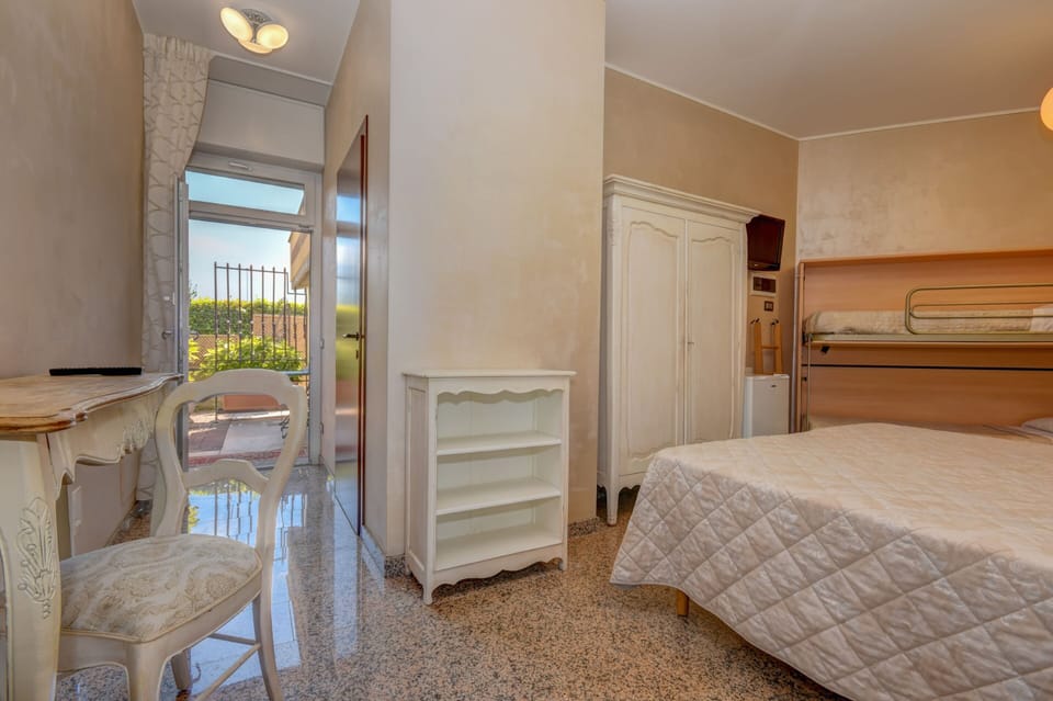 Classic Quadruple Room, Ensuite | In-room safe, desk, WiFi (free), bed sheets
