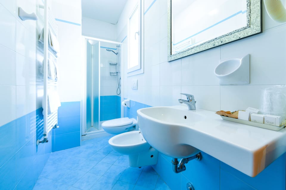 Standard Quadruple Room, Ensuite | Bathroom | Shower, bidet, towels