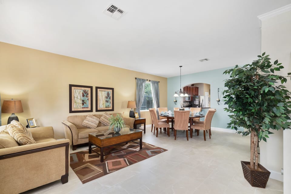 Sitting Room / Dining Area