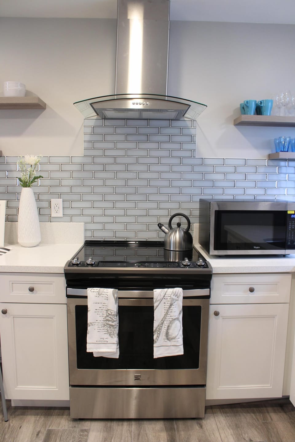 Newly installed contemporary backsplash, large cooking range for family feasting