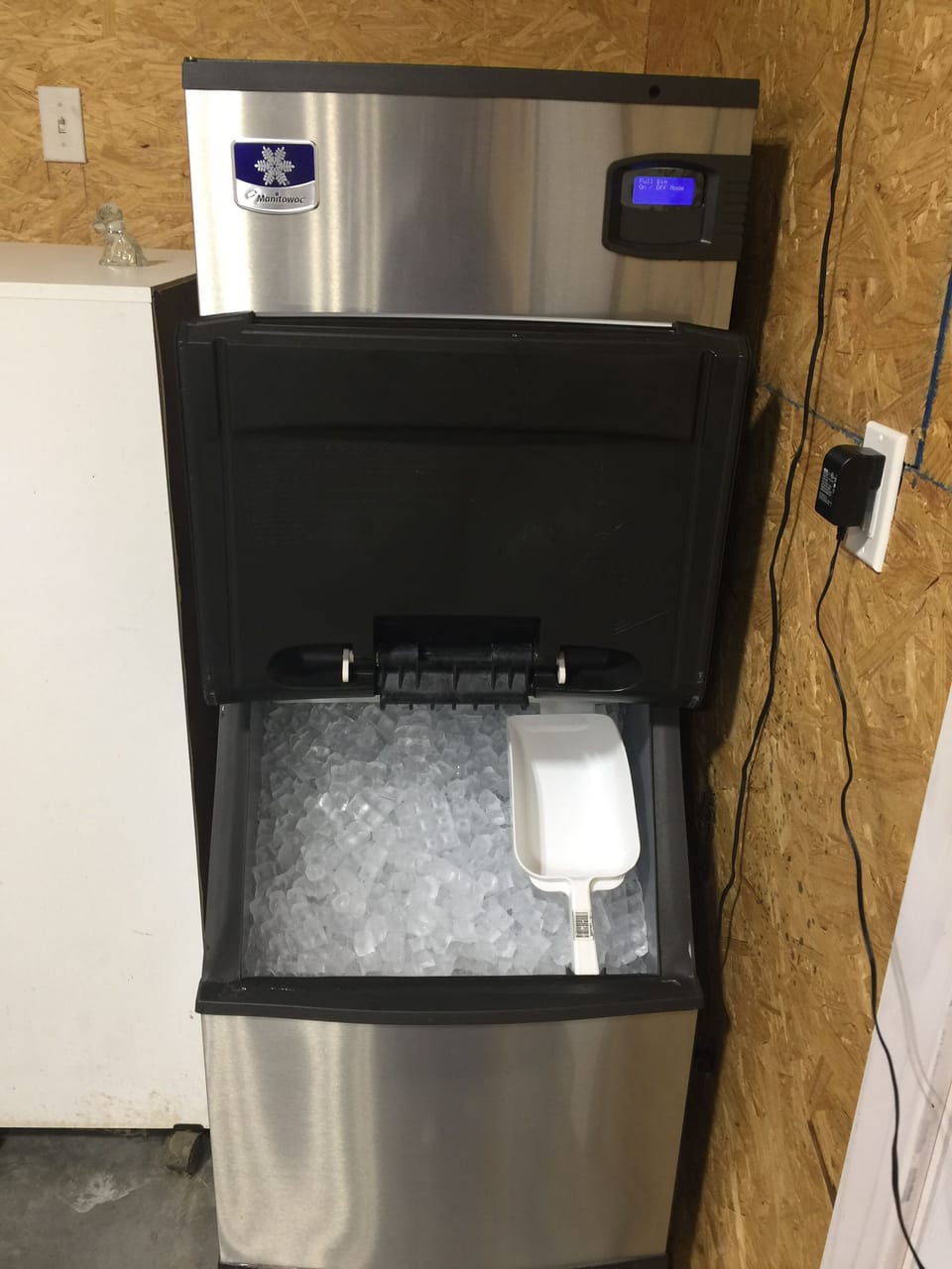 Ice maker!! AWSOME 👍🏽