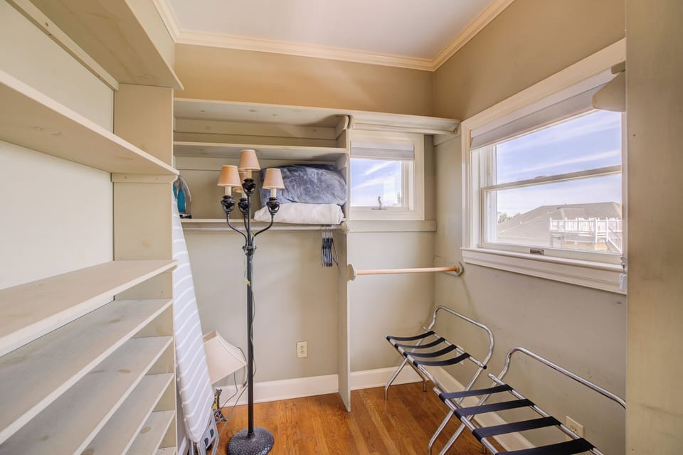 Third-Level King Master Closet