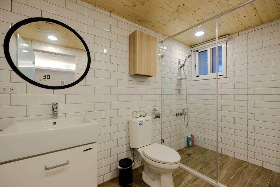 Signature Double Room, 1 Bedroom | Bathroom | Shower, rainfall showerhead, hair dryer, slippers