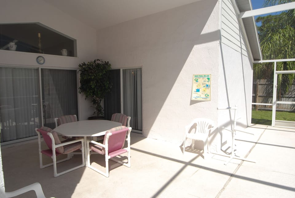 Cover lanai with patio set