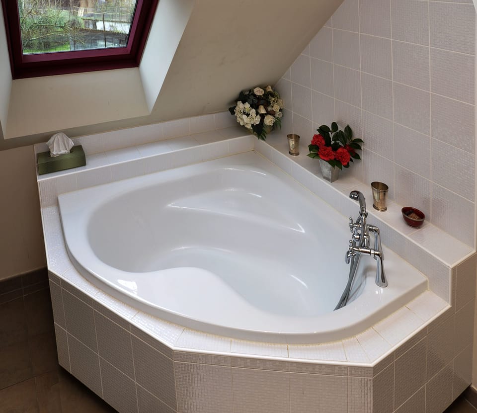 Deep soaking bathtub
