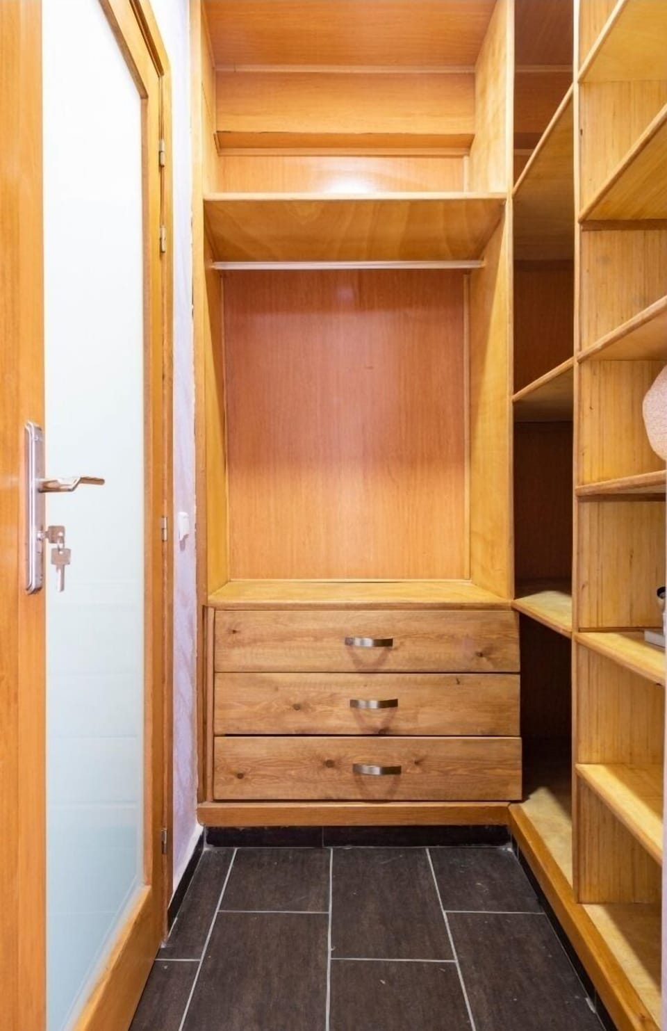 3 bedrooms, down comforters, desk, blackout drapes