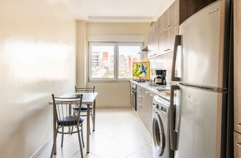 Comfort Apartment, 3 Bedrooms | Private kitchen | Fridge, microwave, oven, stovetop