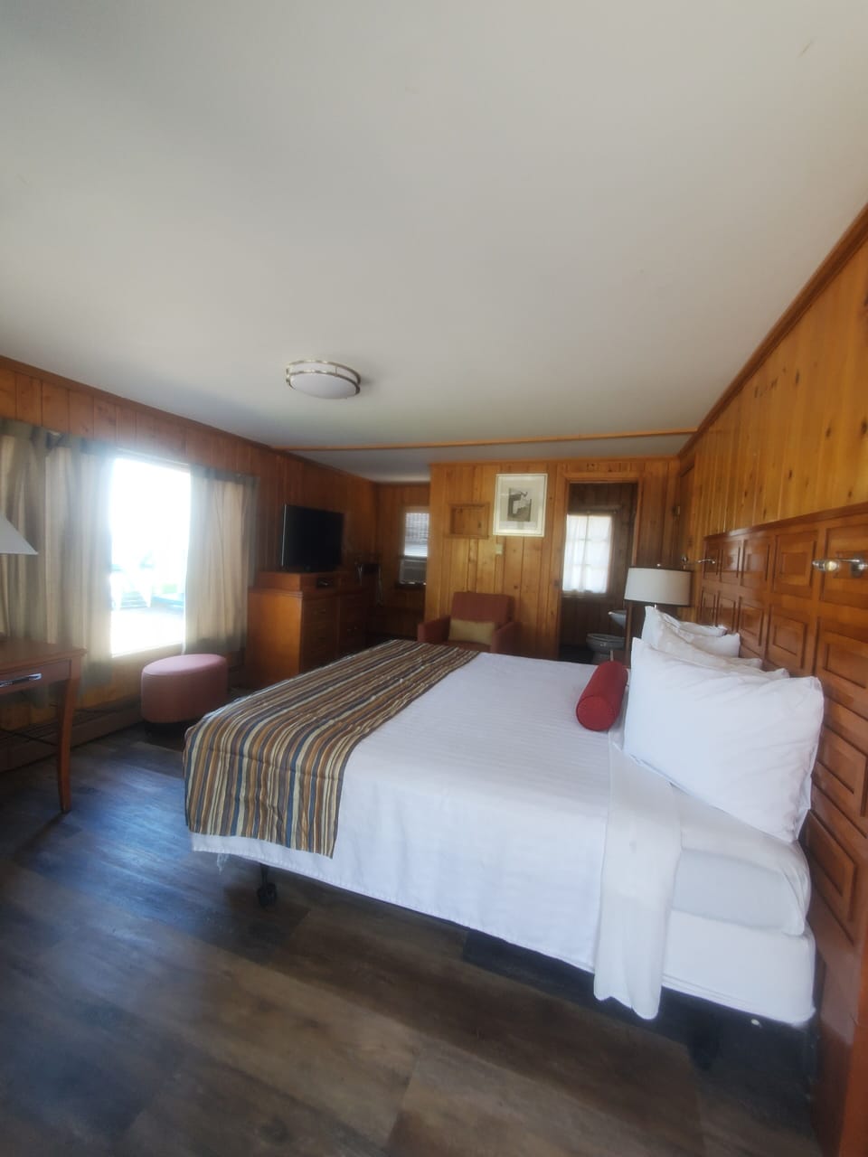 Signature Room, 1 King Bed, Refrigerator & Microwave, Lake View | Desk, blackout drapes, free WiFi, bed sheets
