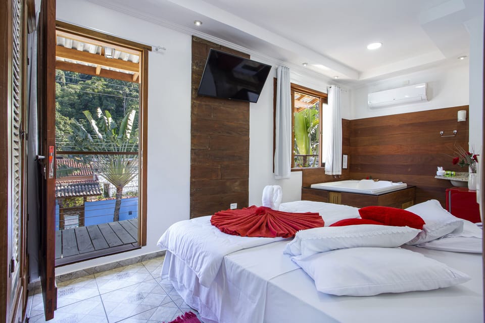Luxury Suite | Minibar, iron/ironing board, bed sheets
