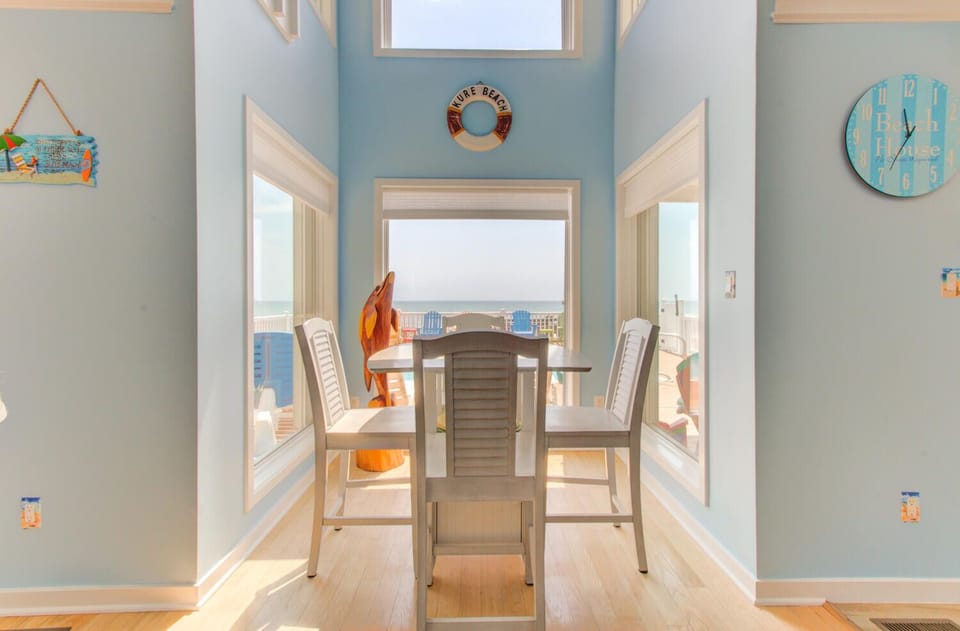 Dolphin Run-Eating Area