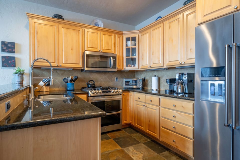 Fully equipped kitchen with high end finishes and stainless steel appliances