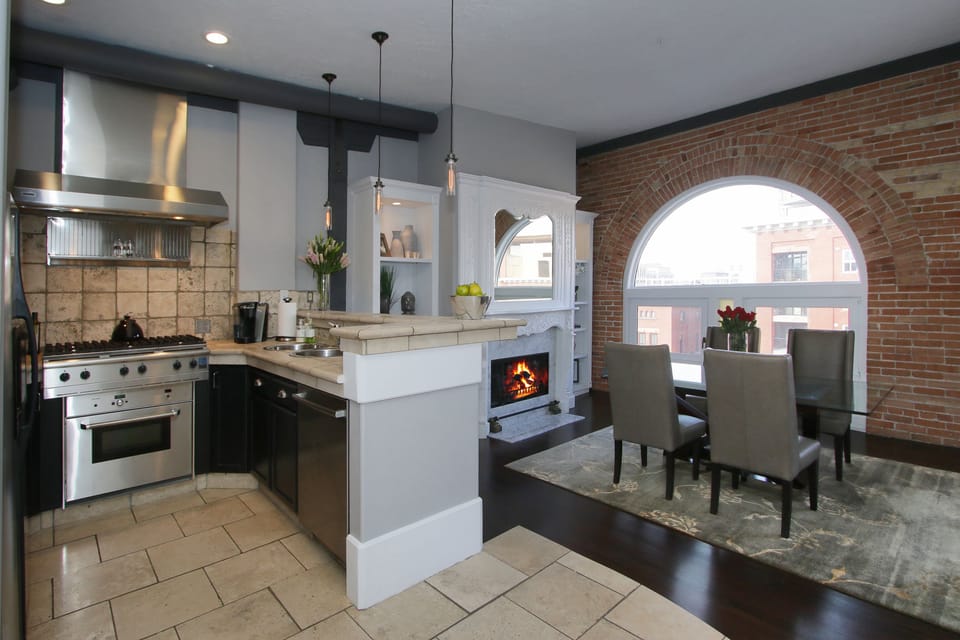 Kitchen/Foyer 