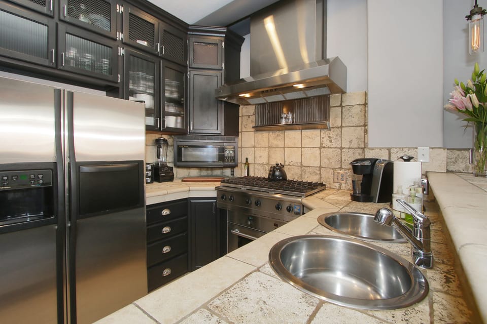 6 Range grill/all updated appliances in kitchen