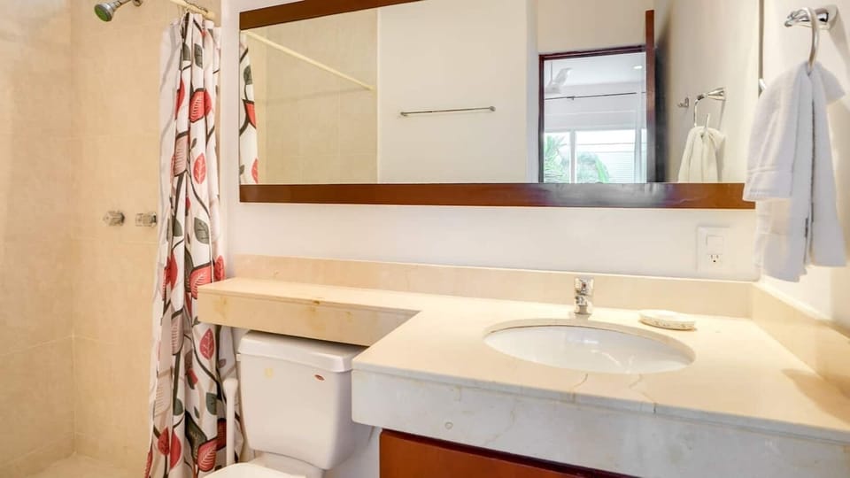 Full bathroom, Second bedroom