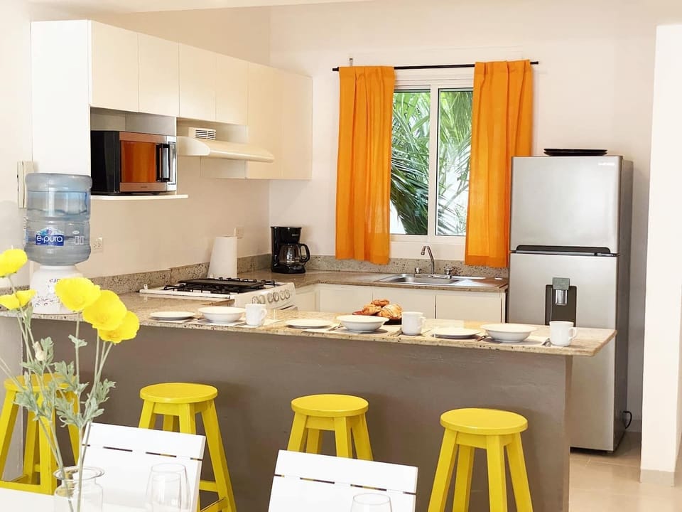 Kitchen equipped with the essentials for your stay. Sidebar and stools. 