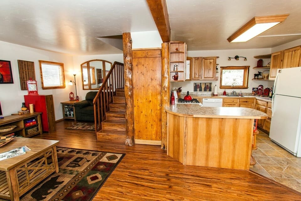 Looking towards the kitchen...